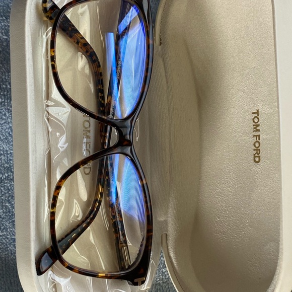 Brand new pair of Tom Ford glasses with sunglasses - Picture 3 of 8